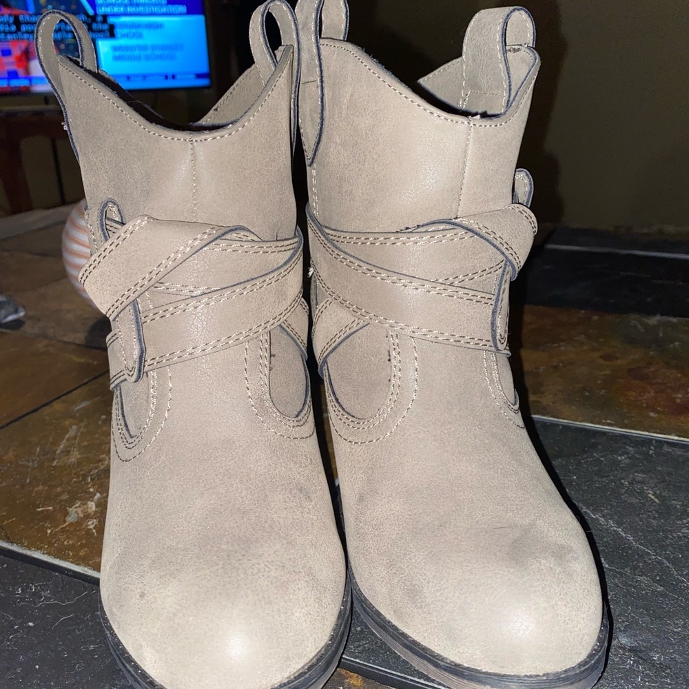 Cream rocket dog boot